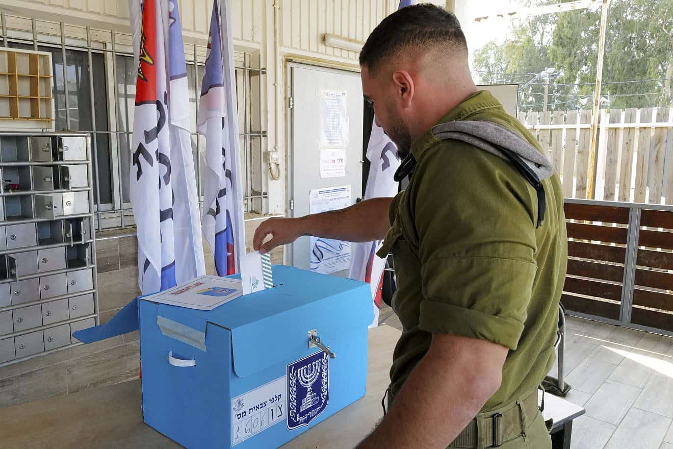 IDF soldiers vote in Israel's general election at the Sa'ar military base in the central Golan Heights, Nov. 1, 2022. Photo by Michael Giladi/Flash90.