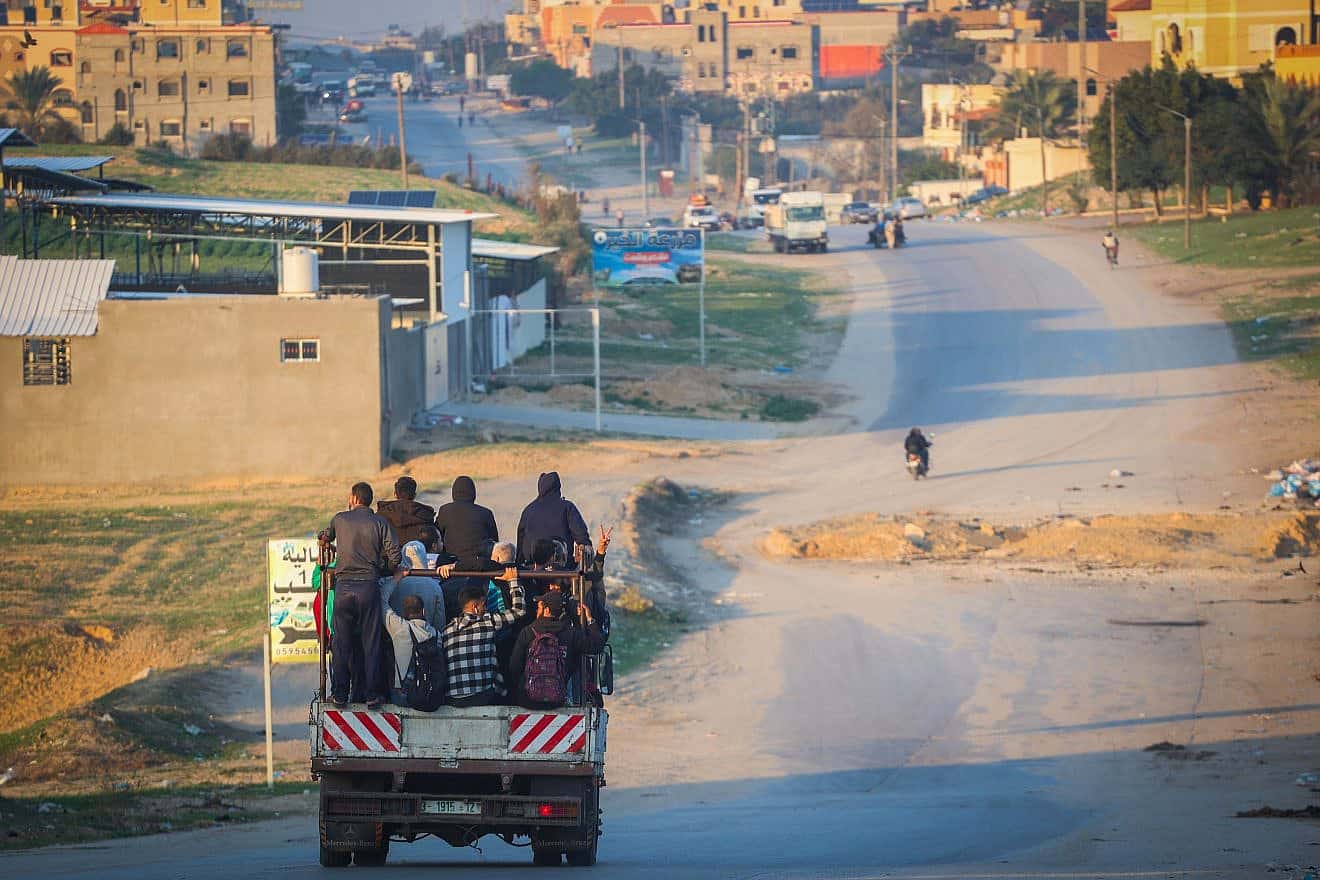 Palestinians fleeing from Khan Yunis to Rafah in the southern Gaza Strip on Dec. 18, 2023. Photo by Atia Mohammed/Flash90.