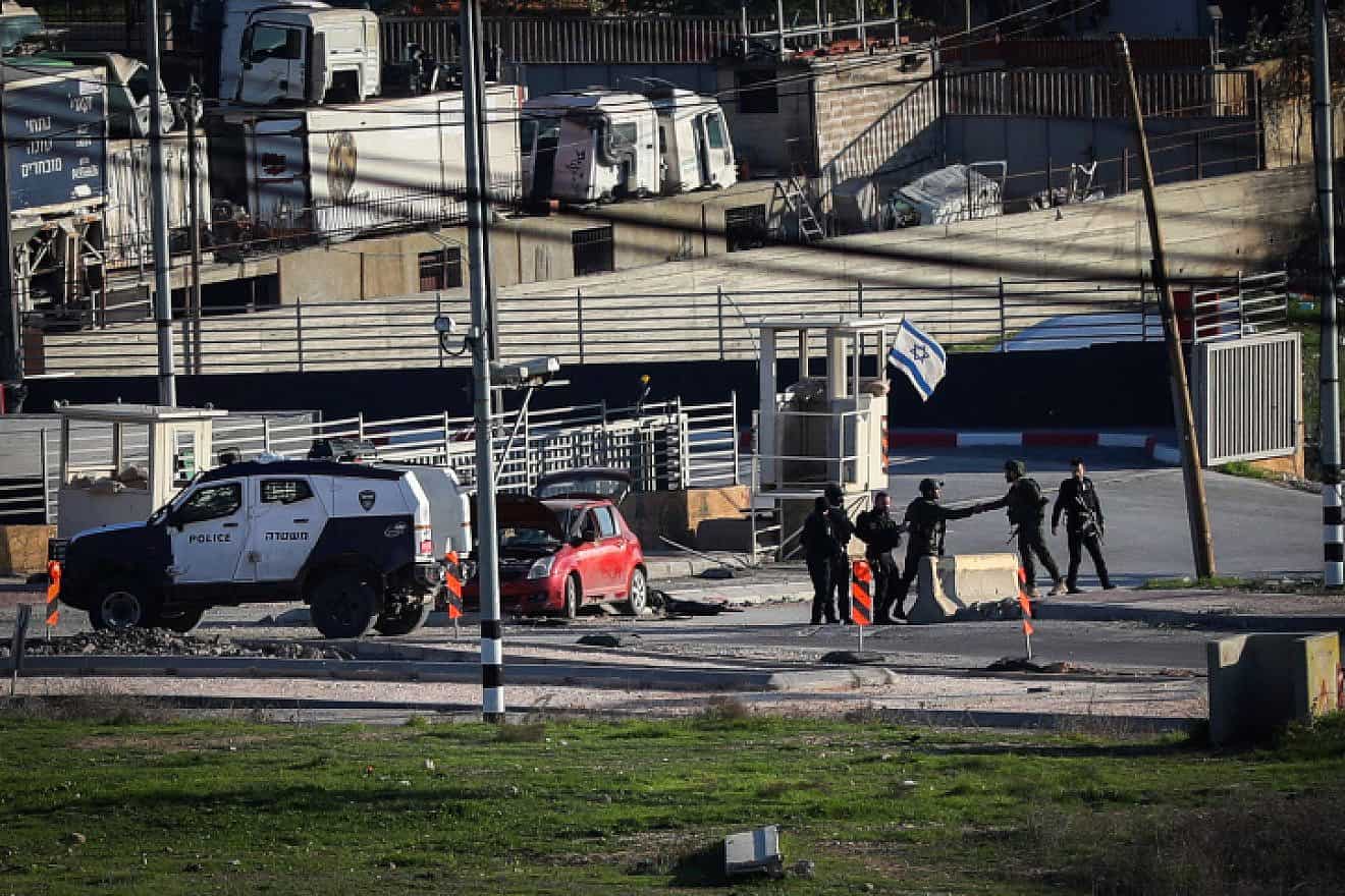 Security personnel at the scene of a Palestinian car-ramming attack near Hebron in Judea, Dec. 30, 2023. Photo by Wisam Hashlamoun/Flash90.