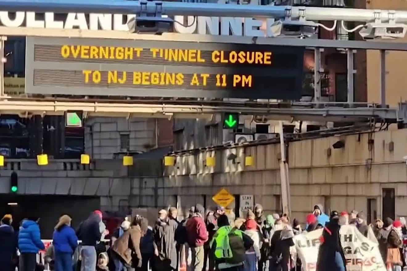 Pro-Palestinian demonstrators block the Holland Tunnel between Manhattan and New Jersey on Jan. 8, 2023. Source: YouTube Screenshot/NBC New York 4.