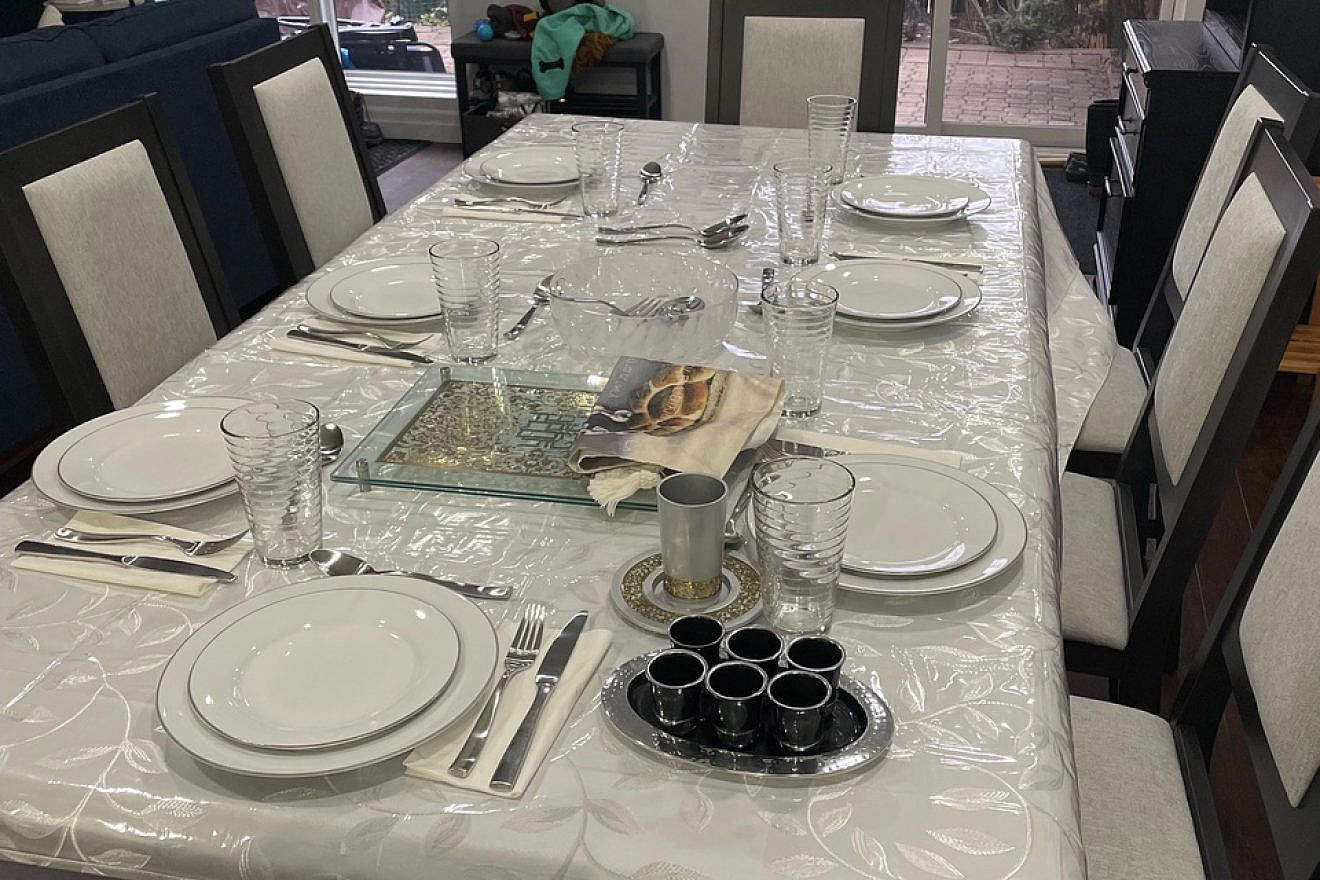 The Liknaitzky-Drutz Shabbat table in Toronto, Canada. Credit: Courtesy.