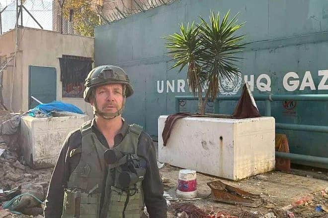 Israel Hayom reporter Ariel Kahana next to the UNRWA headquarters in Gaza. Photo by Ariel Kahana.