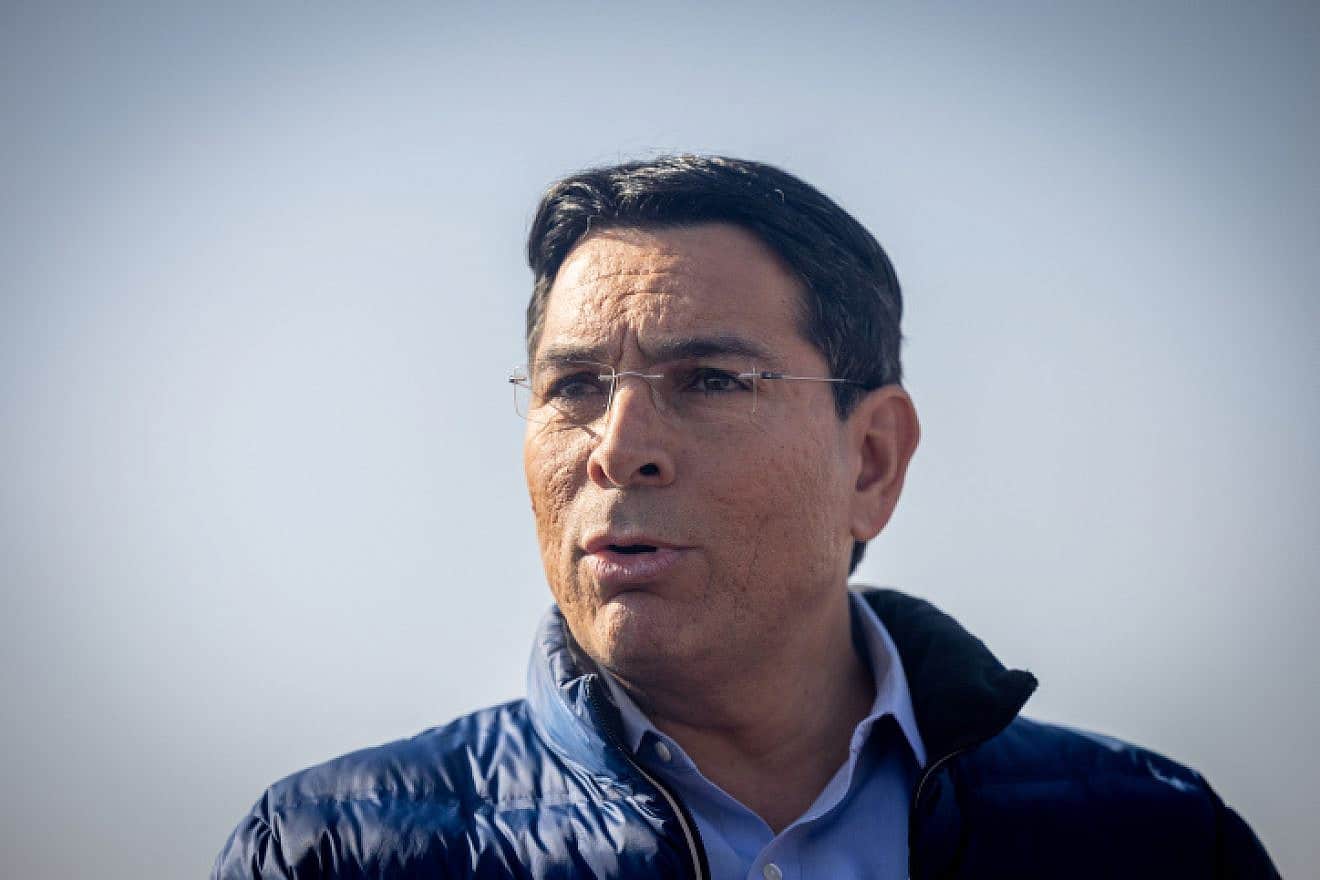 Danny Danon visits the Bedouin village Khan al-Ahmar in Judea, Jan. 23, 2023. Photo by Yonatan Sindel/Flash90.