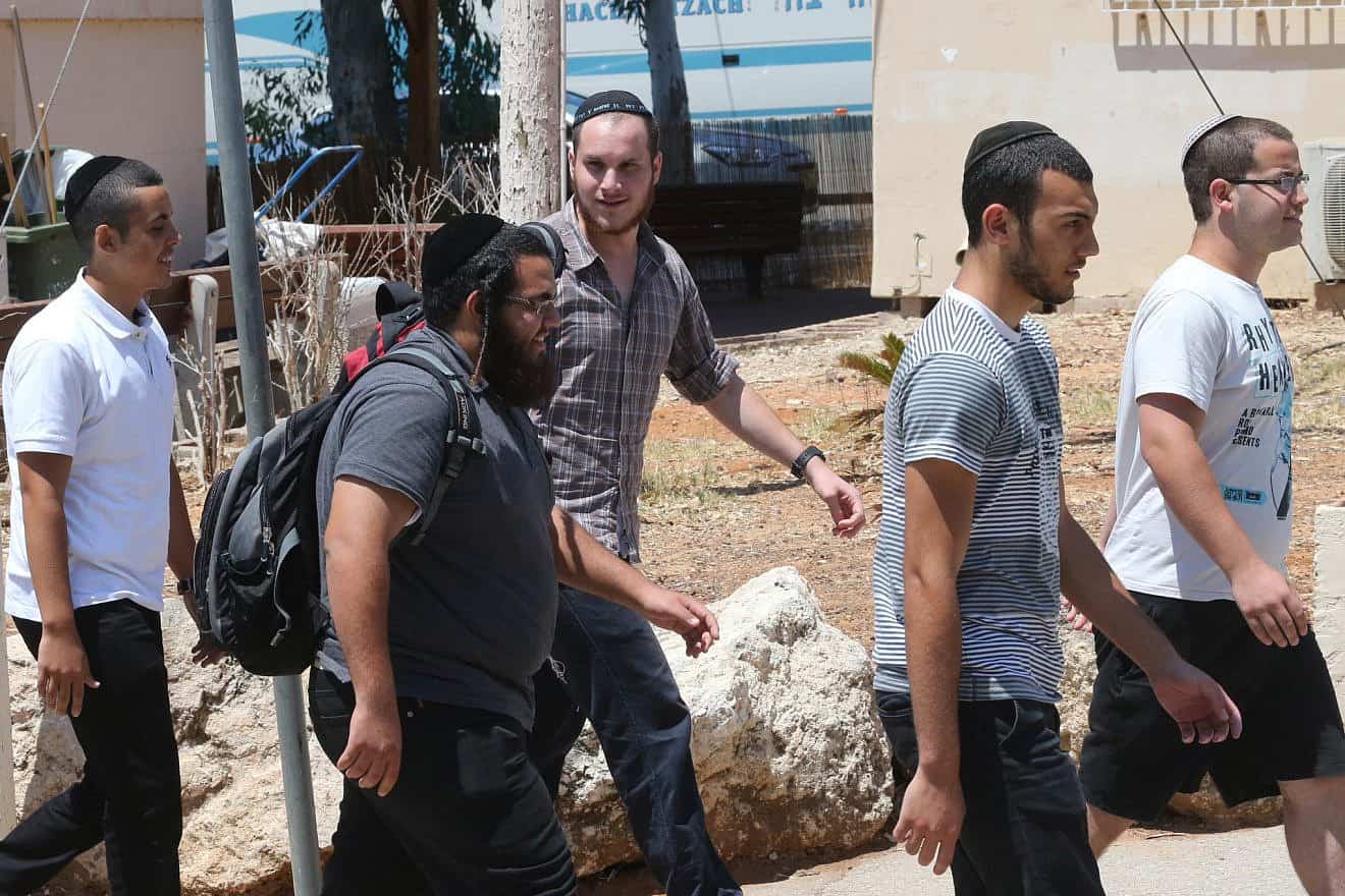 Ultra-Orthodox recruits arrive at the IDF’s Bakum Reception and Sorting Base at Tel Hashomer in Ramat Gan, Aug. 1, 2013. Credit: Flash90.