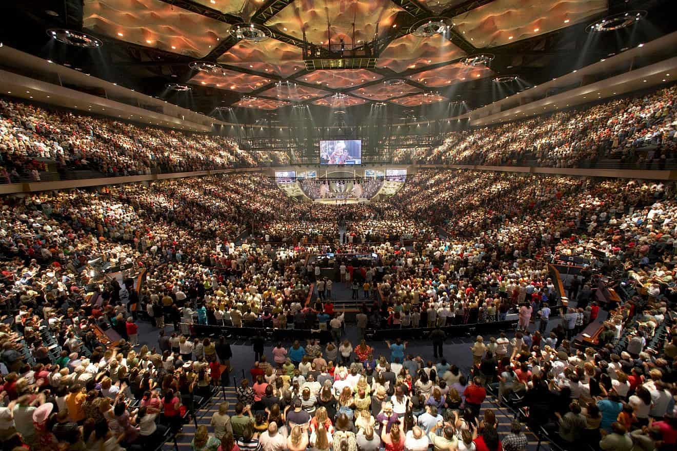 The interior of the Lakewood Church in Houston during a worship service in 2013. Credit: ToBeDaniel/Italian Wikipedia.
