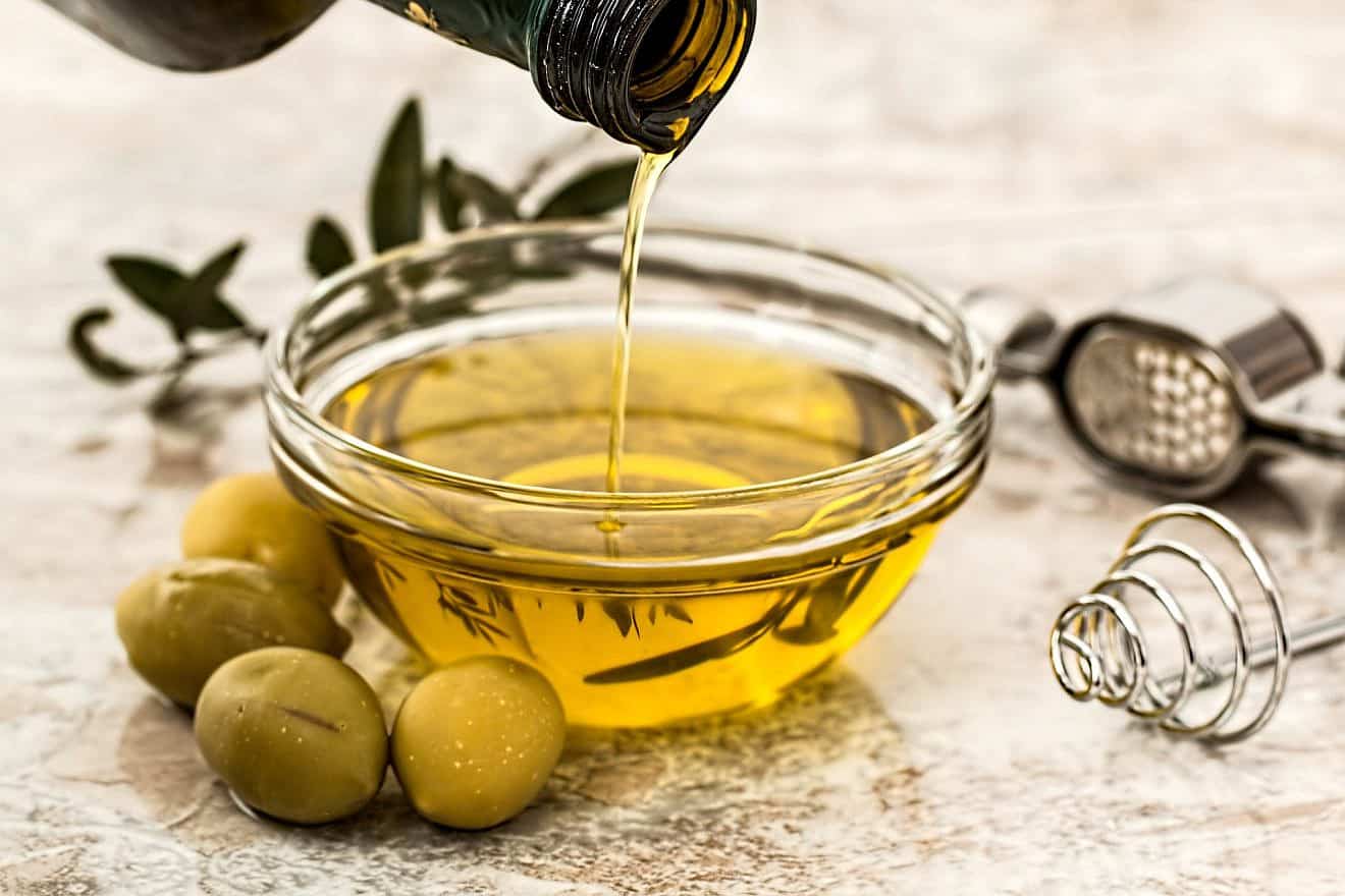 Olive oil. Credit: stevepb/Pixabay.