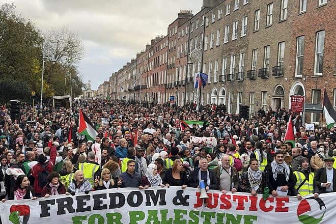 An anti-Israel rally in Dublin on Nov. 18, 2023. Credit: Sinn Féin via Wikimedia Commons.