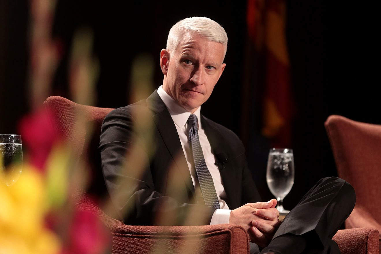 “CNN” anchor Anderson Cooper speaking with attendees at the 35th Annual Cronkite Award Luncheon at the Sheraton Grand Phoenix in Arizona. Credit: Gage Skidmore via Wikimedia Commons.