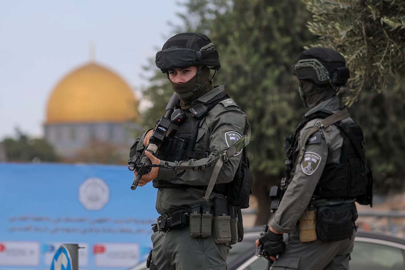 Border Police officers in the eastern Jerusalem neighborhood of Ras el Amud, near the Old City, as Hamas declares a "Day of Rage," Oct. 20, 2023. Photo by Jamal Awad/Flash90.