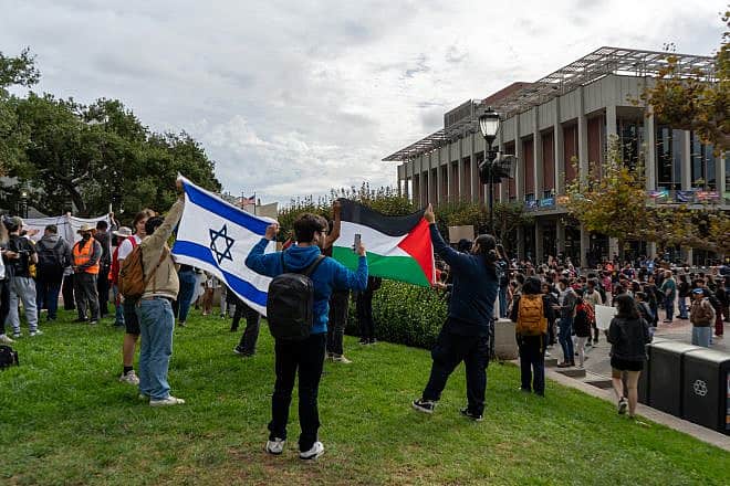 A pro-Palestinian protest and pro-Israeli counter-protest at the University of California, Berkeley, on Oct. 25, 2023. Credit: Kefr4000 via Wikimedia Commons.