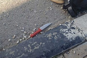 The knife used in a Palestinian stabbing attack at a checkpoint near Jerusalem on March 13, 2024. Credit: Israel Police.