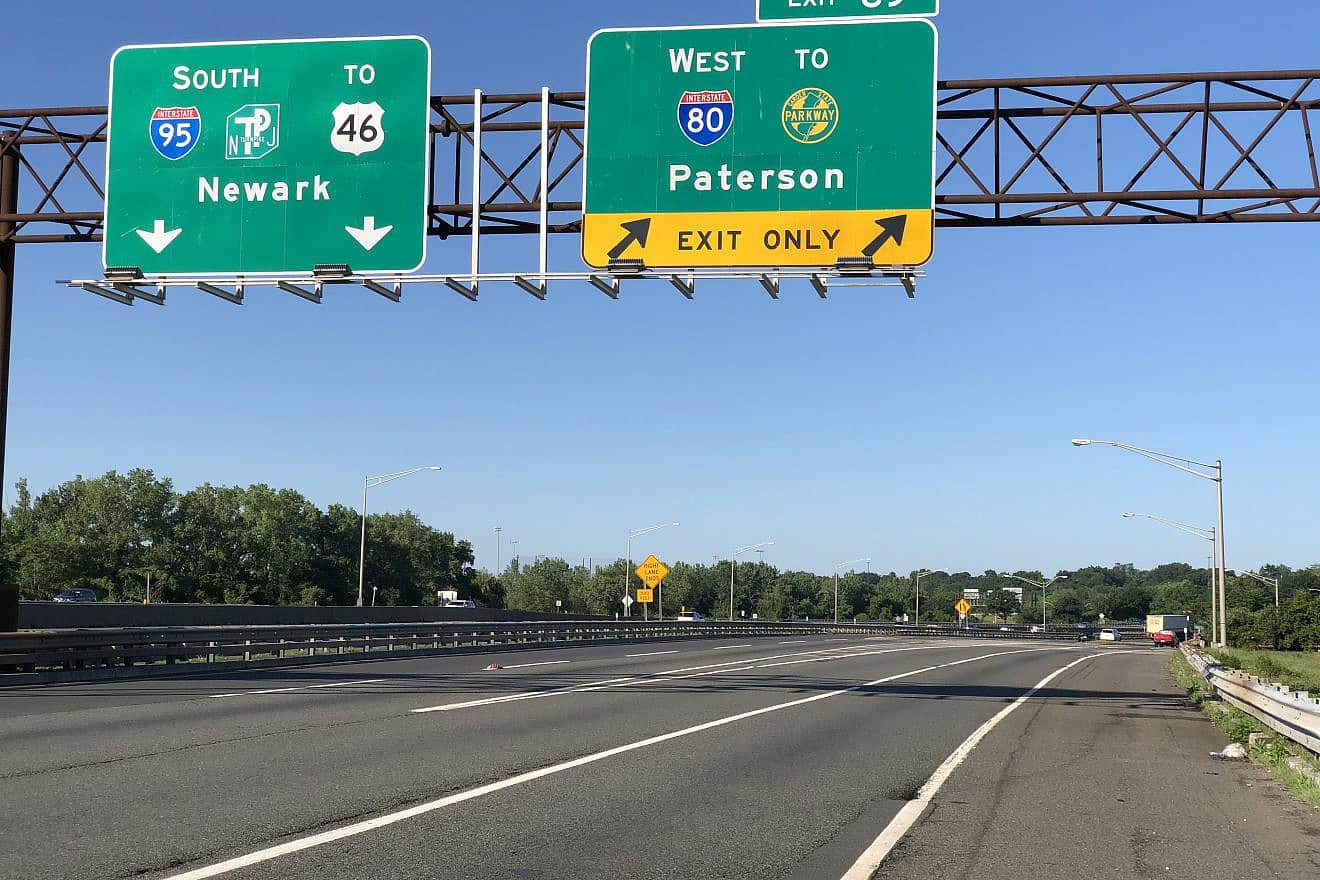 The view south along I-95 at the junction with I-80 in Teaneck, N.J. Credit: Wikimedia Commons.