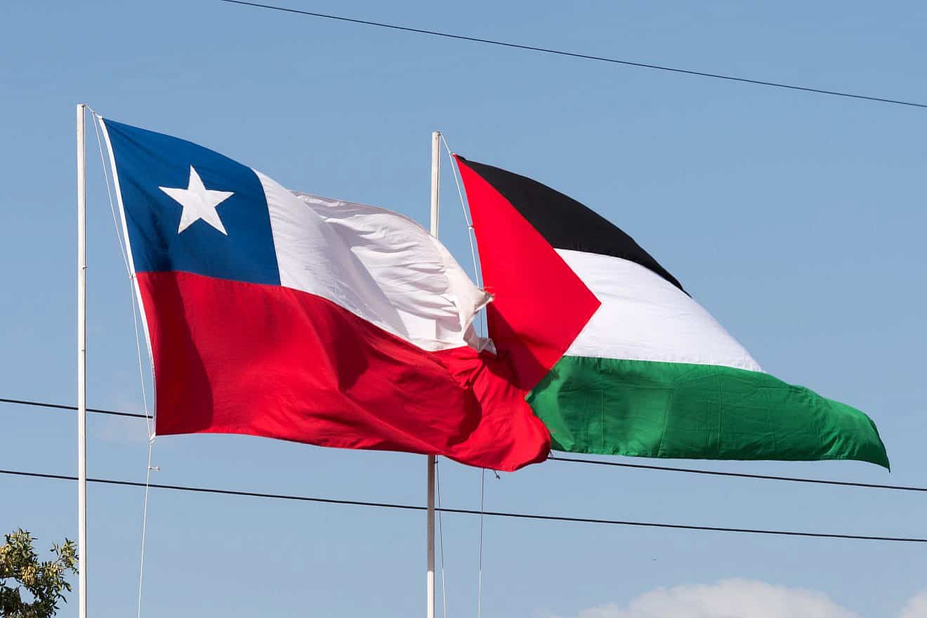 The Chilean and PLO flags. Source: Wikimedia Commons.