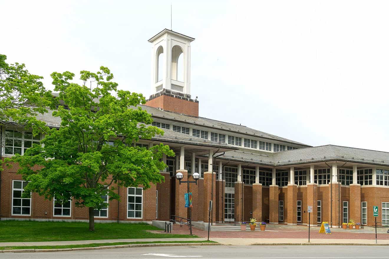 Theodore D. Mann Building, Public Library, on Homer Street in Newton, Mass. Credit: Kenneth C. Zirkel via Wikimedia Commons.