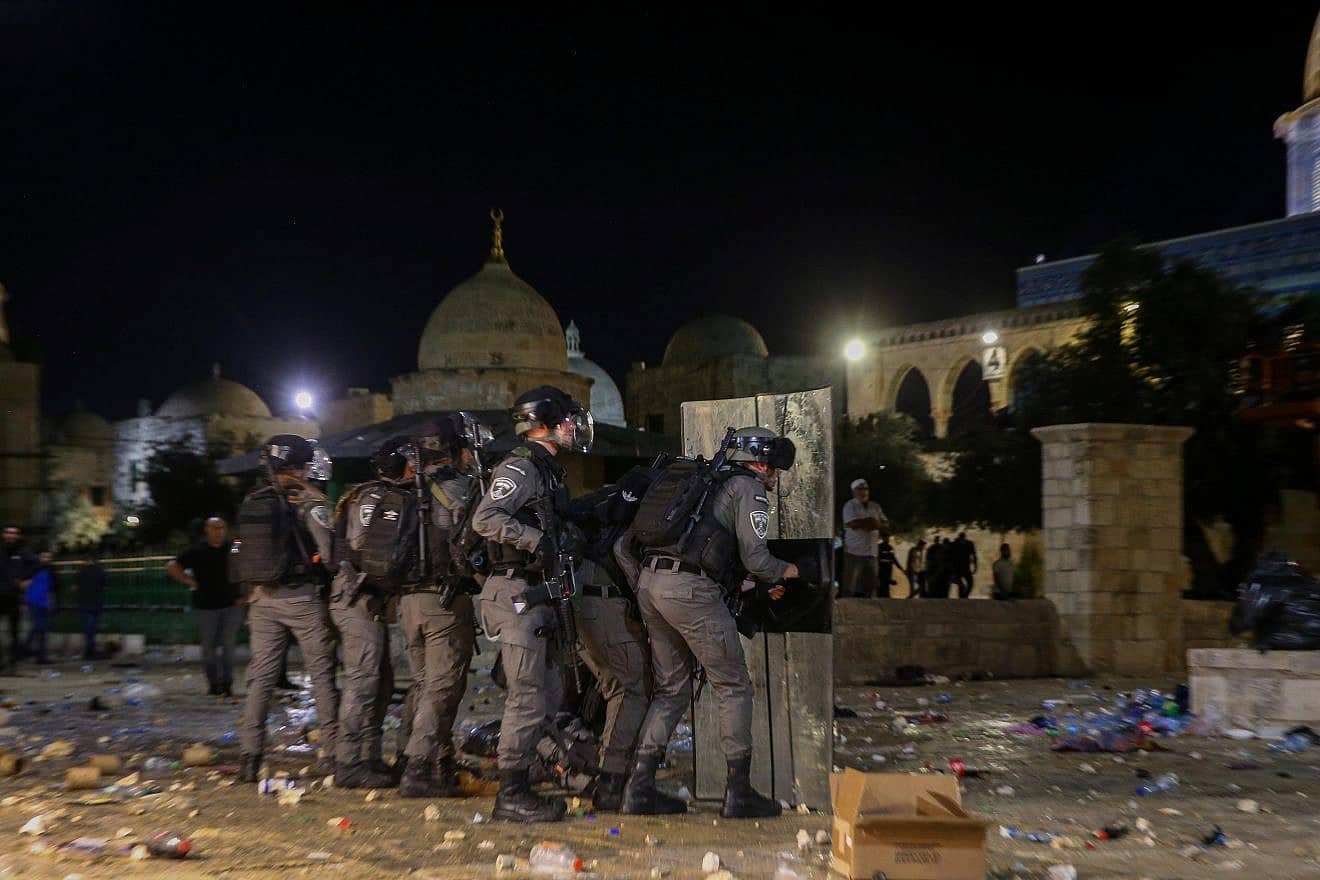 Muslims attack Border Police officers on the Temple Mount in Jerusalem during Ramadan, May 7, 2021. Photo by Jamal Awad/Flash90.