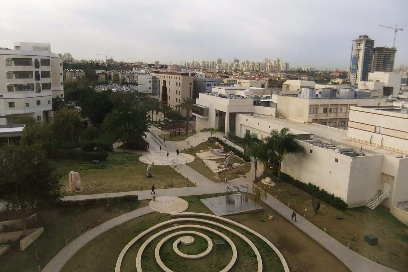 Beilinson Hospital in Petach Tikvah. Credit: Wikimedia Commons.