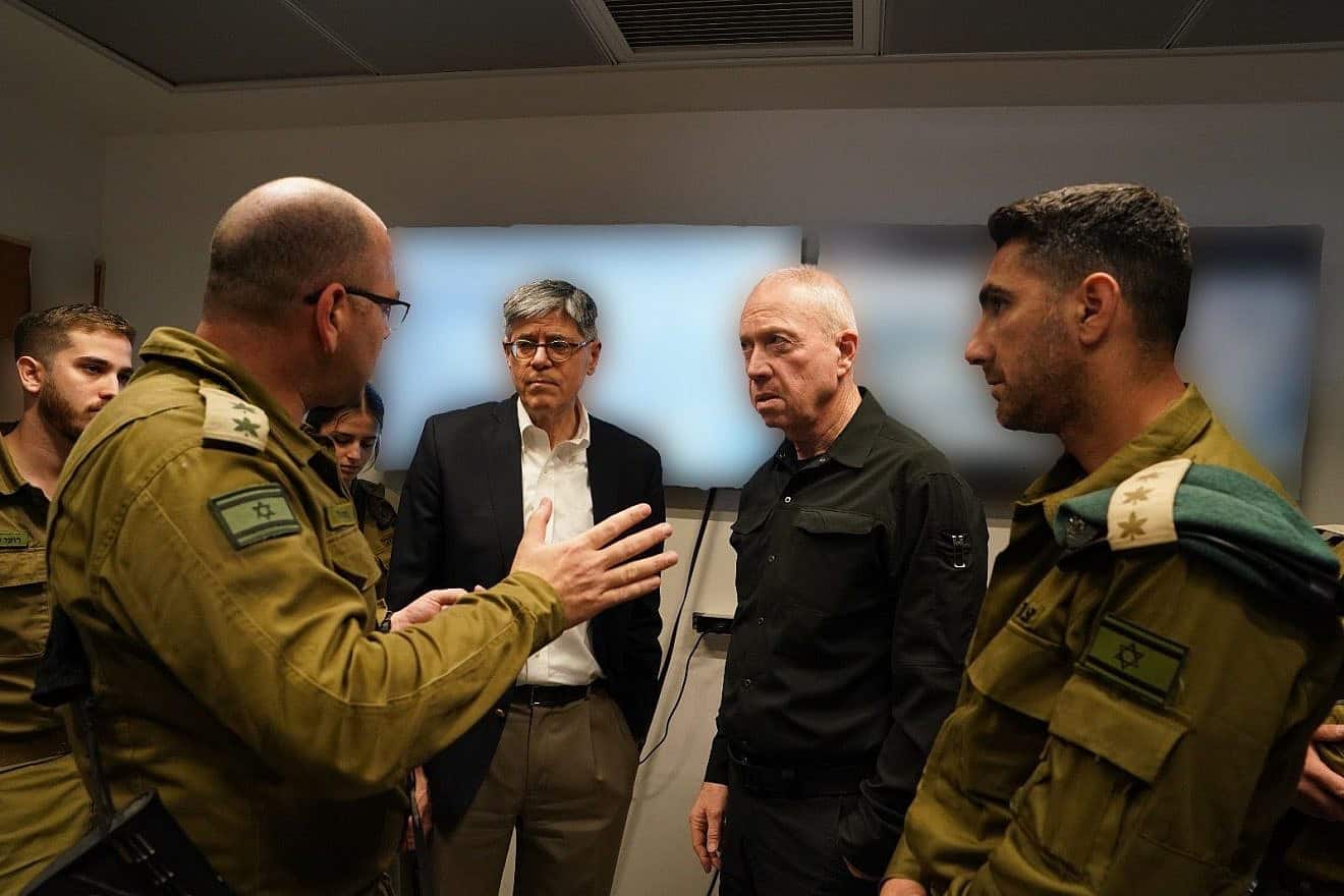 U.S. Ambassador to Israel Jack Lew (second left) and Israeli Defense Minister Yoav Gallant tour the IDF's Humanitarian Coordination and Deconfliction Cell in Beersheva, April 7, 2024. Photo by Ariel Hermoni/Defense Ministry.