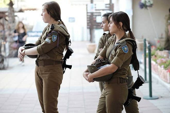 Friends and family say goodbye as young soldiers enlist into the Paratroopers Brigade of the IDF at the Tel Hashomer base in Ramat Gan, July 28, 2016. Photo by Tomer Neuberg/Flash90.