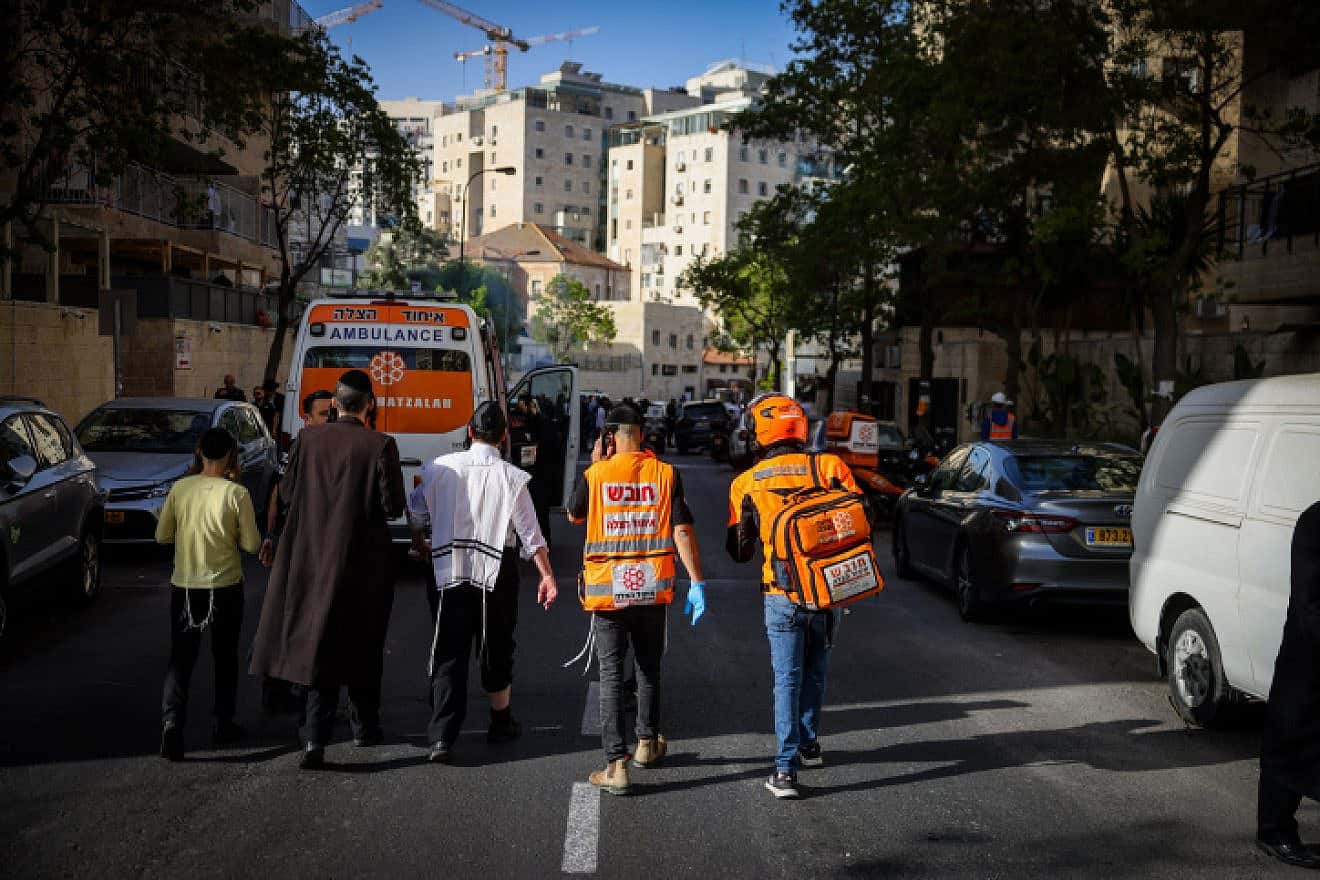 Security personnel at the scene of a car-ramming attack in Jerusalem that wounded two Israelis, April 22, 2024. Photo by Chaim Goldberg/Flash90.