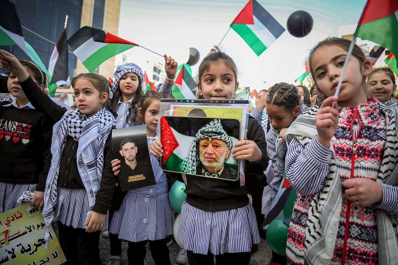 Palestinians rally in the Judean city of Hebron in support of terrorists held in Israeli jails, April 22, 2024. Photo by Wisam Hashlamoun/Flash90.
