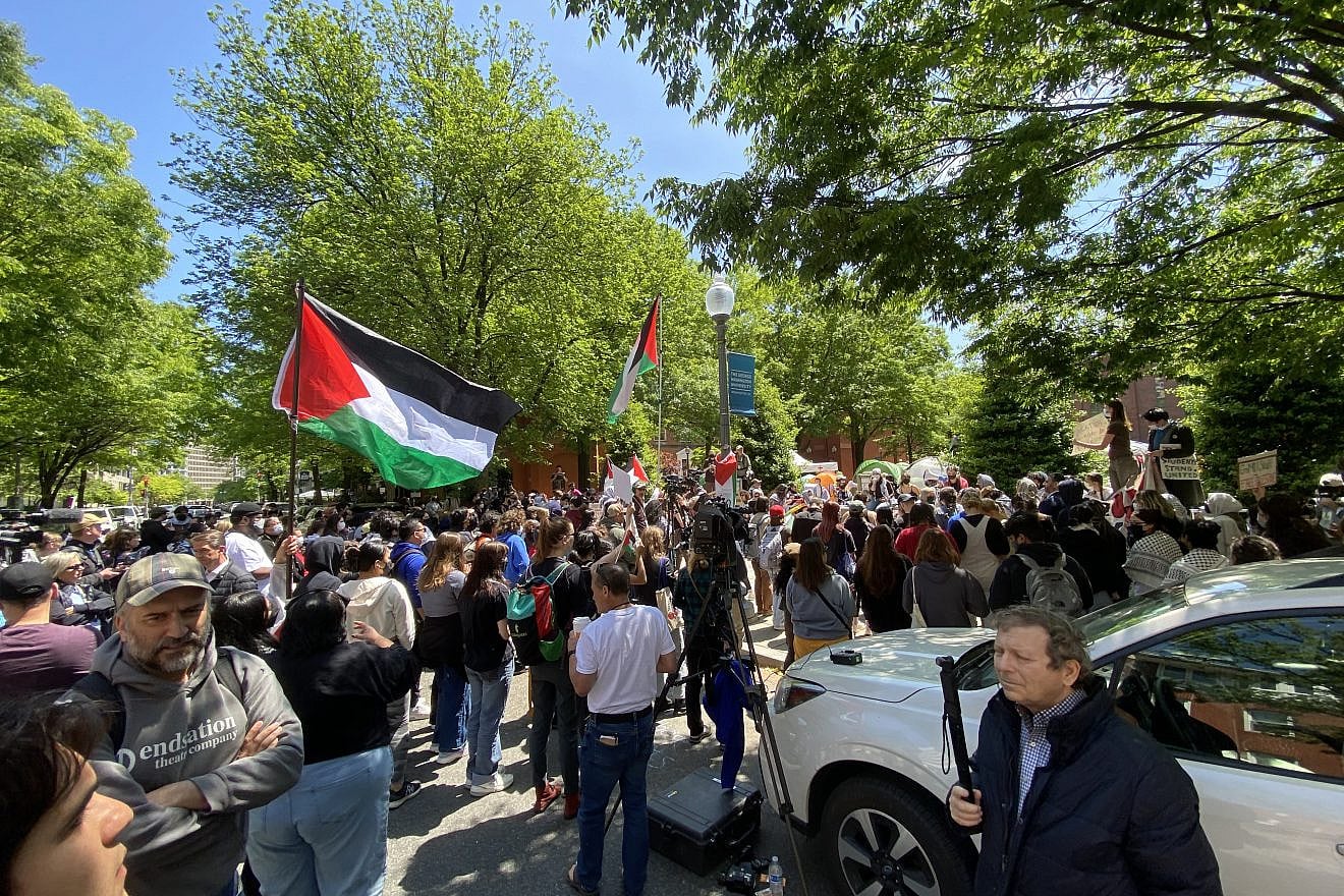 Anti-Israel protesters on the Foggy Bottom campus of George Washington University in downtown Washington, D.C., on April 26, 2024. Photo by Andrew Bernard.