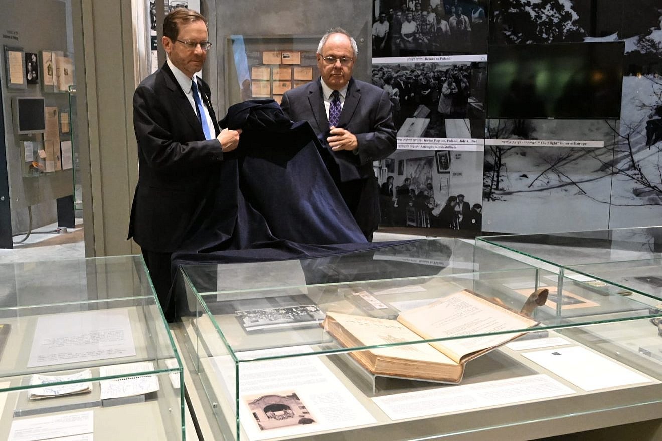 Israeli President Isaac Herzog (left) and the Yad Vashem Chairman Dani Dayan at the ceremony at the Holocaust Museum in Jerusalem, April 17, 2024. Credit: Courtesy of Yad Vashem.