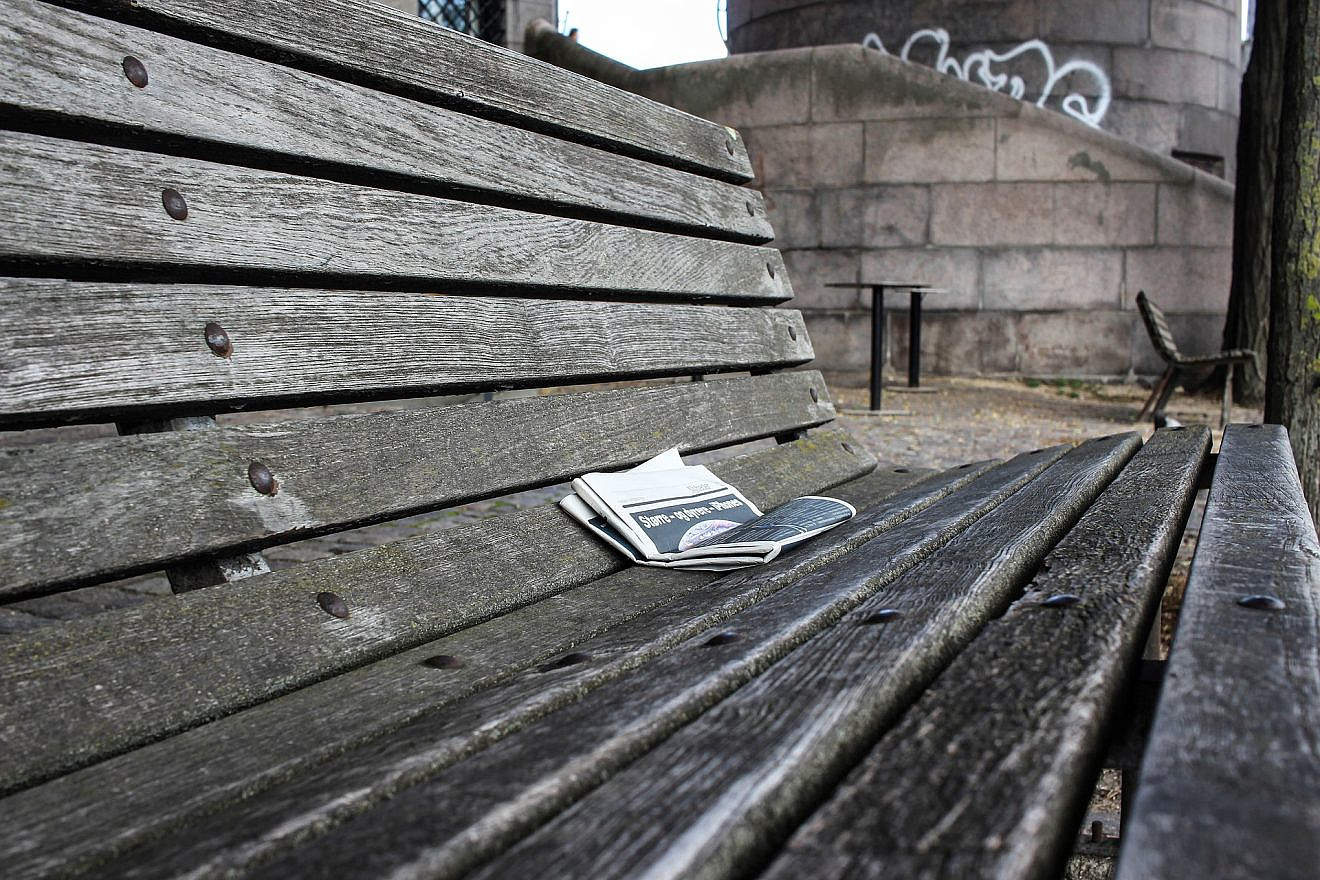 Newspaper left on a park bench. Credit: un-perfekt/Pixabay.