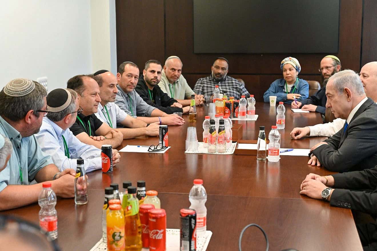 Israeli Prime Minister Benjamin Netanyahu meets with members of the Heroism Forum, which represents bereaved IDF families, and the Tikva Forum for Families of Hostages at the Prime Minister's Office in Jerusalem, April 30, 2024. Credit: Kobi Gideon/GPO.
