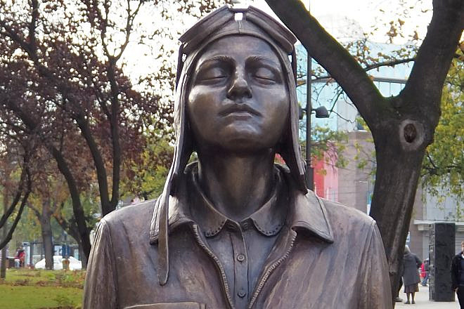 Sculpture of the Jewish poet and paratrooper Hannah Senesh in her birthplace, Budapest, Hungary. Credit: Fekist/Wikipedia.