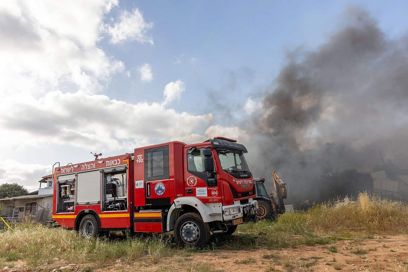 Firefighters try to extinguish a fire which broke out in Moshav Yashresh in central Israel, May 3, 2024. Photo by Yossi Aloni/Flash90.
