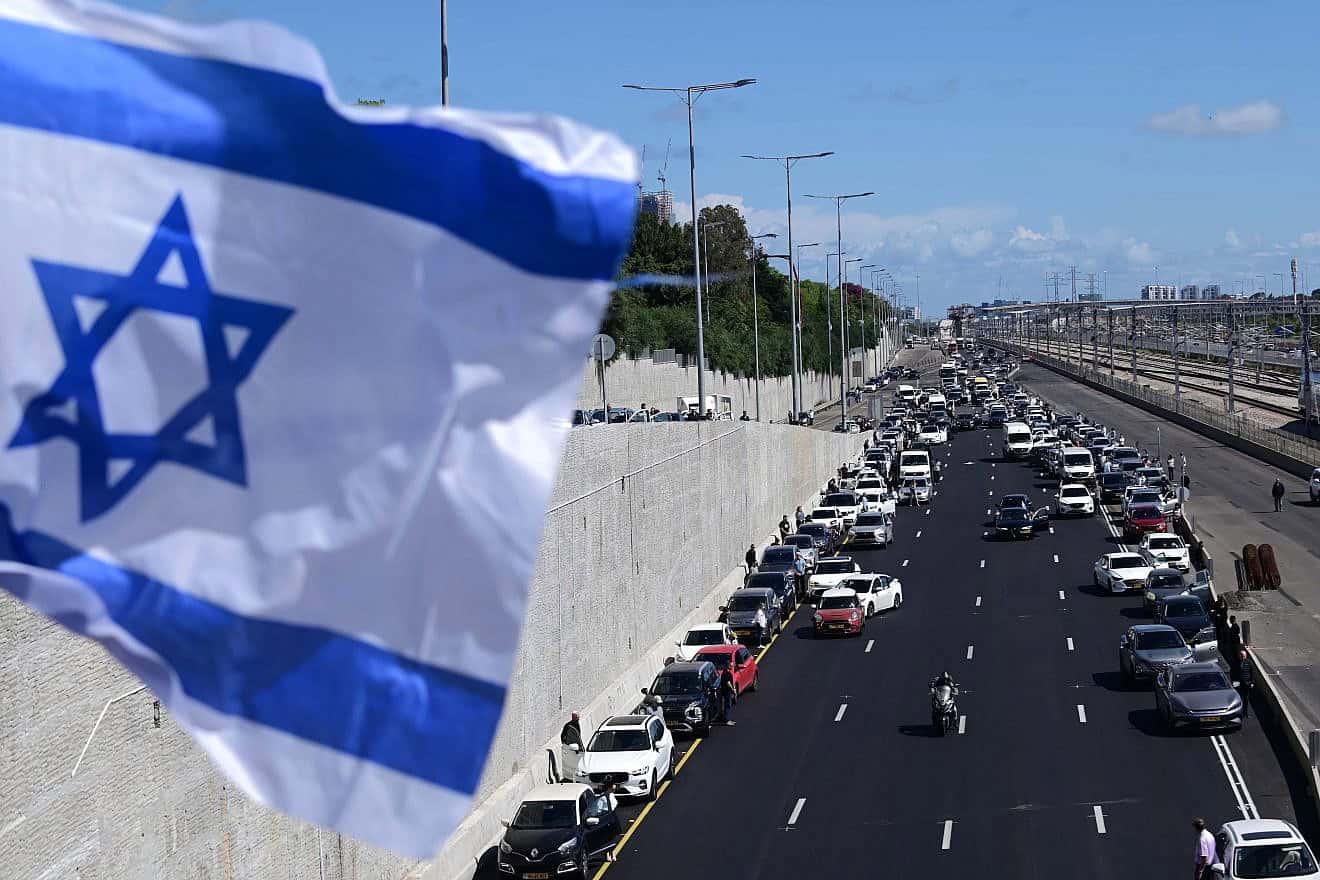 People stand still in Tel Aviv as a two-minute siren is sounded across Israel to mark Holocaust Remembrance Day, May 6, 2024. Photo by Tomer Neuberg/Flash90.