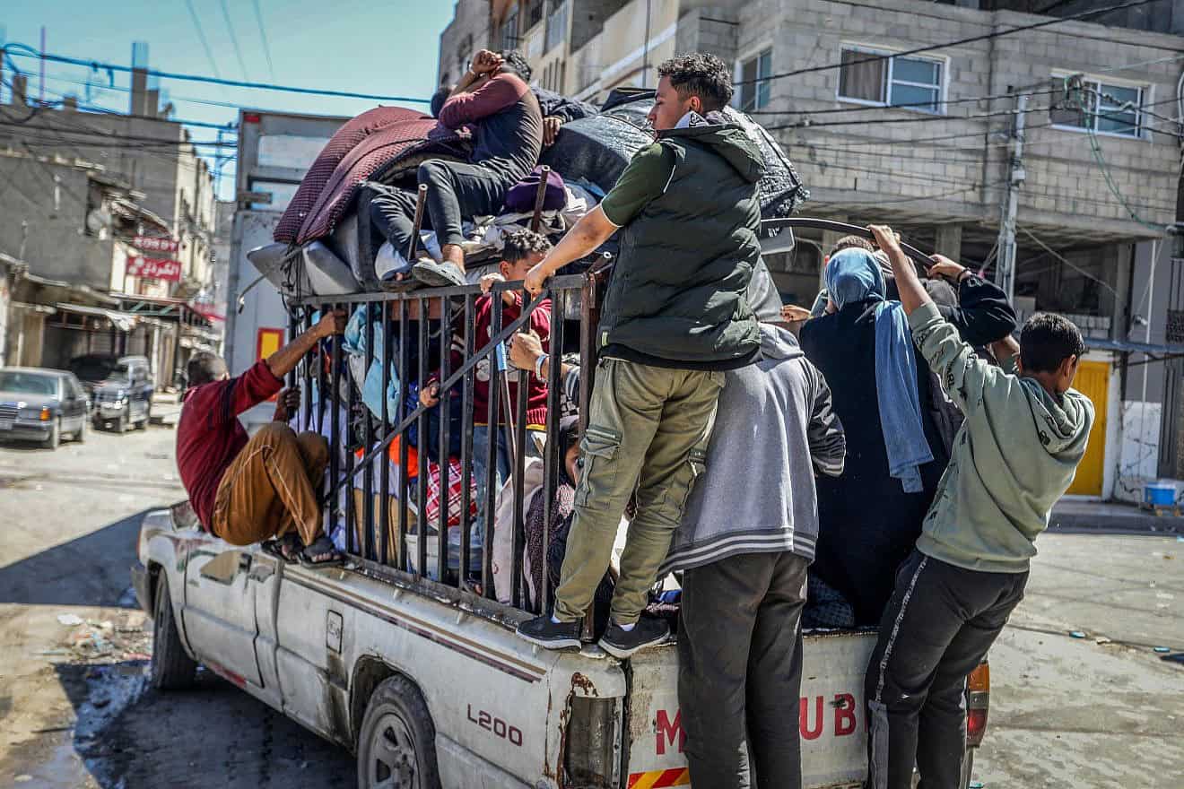 Gazans evacuate Rafah, in the southern Gaza Strip, May 8, 2024. Photo by Abed Rahim Khatib/Flash90.