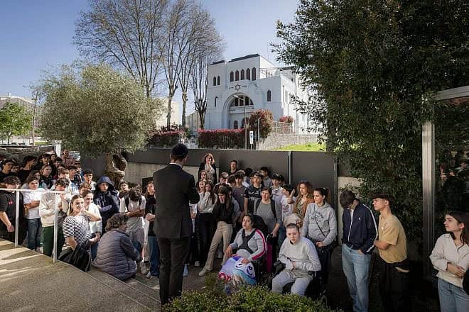 Oporto Jewish Community members meet with Portuguese schoolchildren near the city's Kadoorie Makor Haim synagogue. Credit: Oporto Jewish Community.