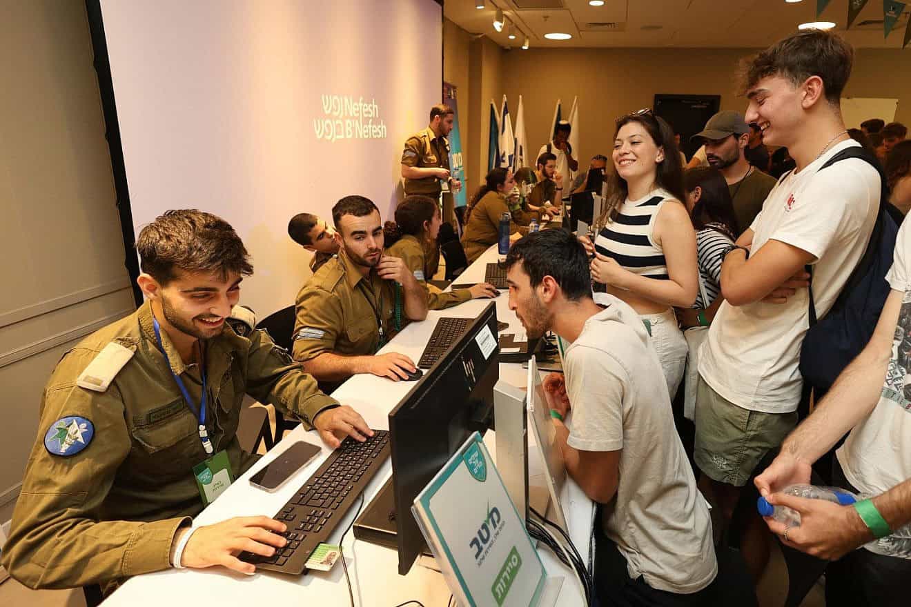 Young Olim meeting with Meitav, the IDF unit responsible for supervising new soldiers. Photo by Yonit Schiller.