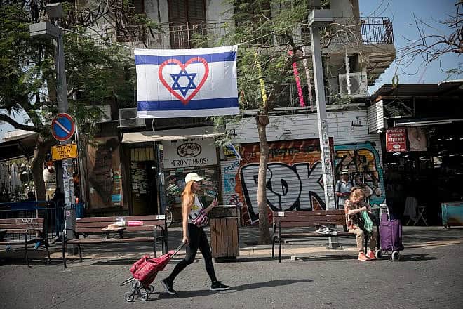 A large Israeli flag near the Carmel Market in Tel Aviv, April 2, 2024. Photo by Miriam Alster/Flash90.