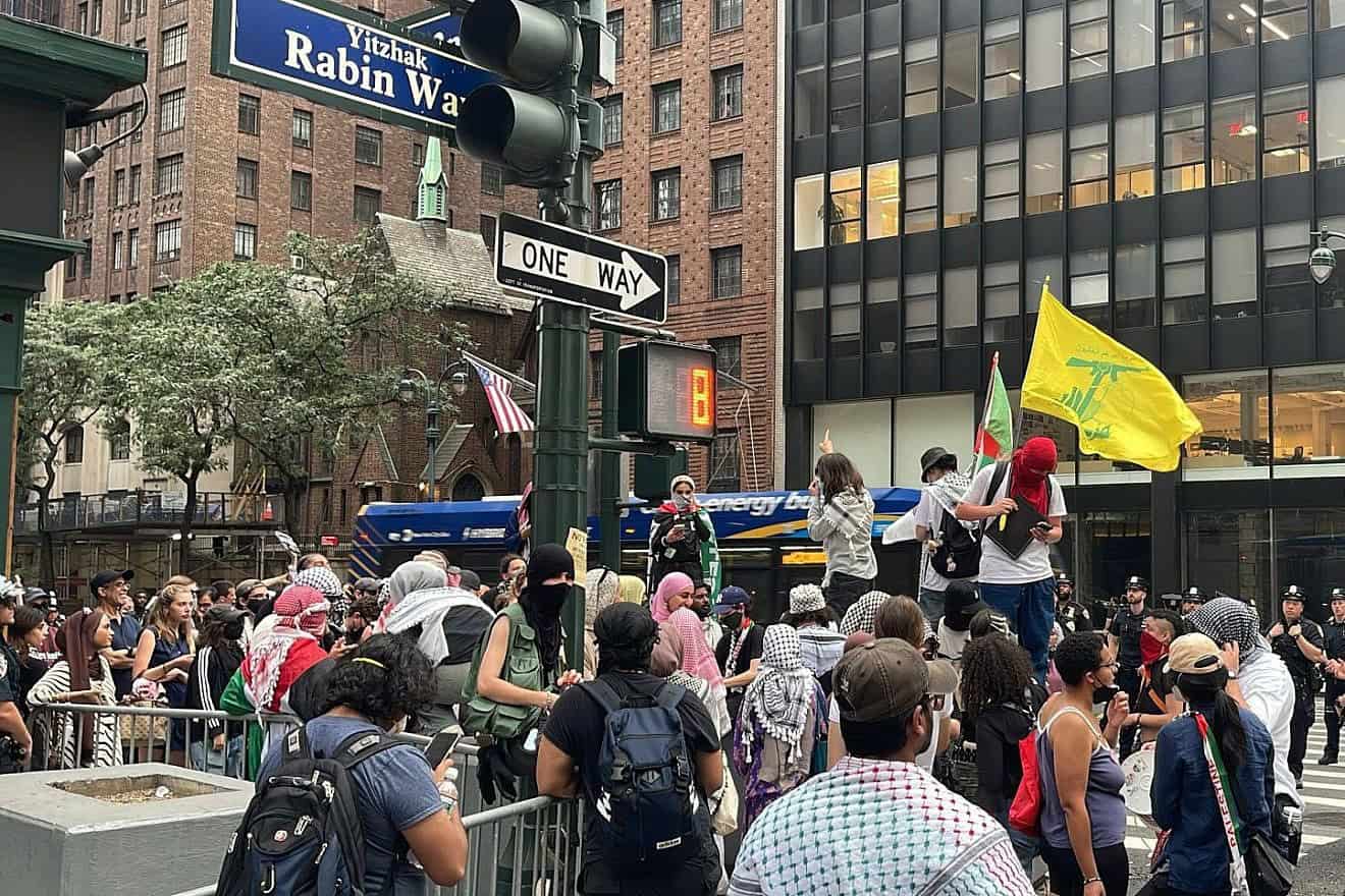 A Hezbollah flag outside the Israeli consulate on the corner of Second Avenue and 42nd Street in Manhattan. Credit: Ofir Akunis/X.