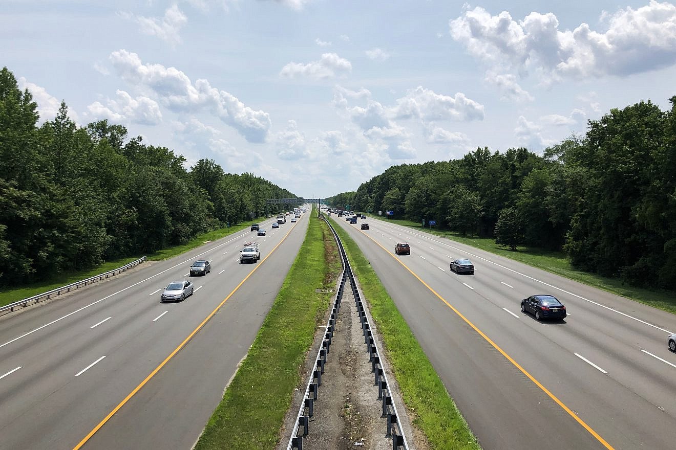The view south along Interstate 295 (Camden Freeway) from the overpass for Chapel Avenue in Cherry Hill Township in Camden County, N.J. Credit: Famartin via Wikimedia Commons.