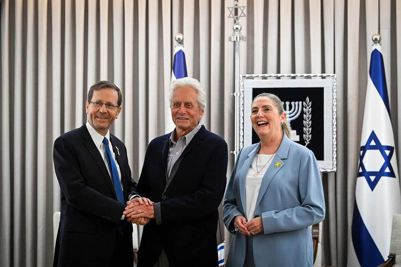 Israeli President Isaac Herzog and his Michal meet with American actor Michael Douglas at the President residence in Jerusalem, June 2, 2024. Photo by Arie Leib Abrams/Flash90  *** Local Caption *** ארצות הברית
יצחק הרצוג
האמריקאי
בית הנשיא
שחקן
מייקל
מיכל
דאגלס