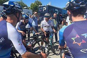 IPT co-owner Sylvan Adams speaks to the riders before a training ride, June 28, 2024. Photo by Amelie Botbol.