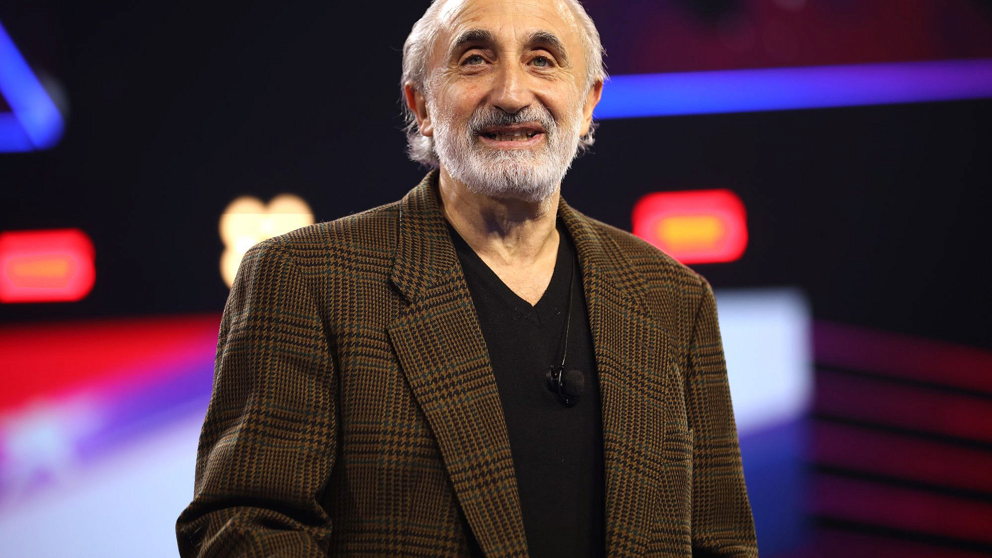 Gad Saad speaking with attendees at AmericaFest at the Phoenix Convention Center on Dec. 18, 2023. Credit: Gage Skidmore/Creative Commons.
