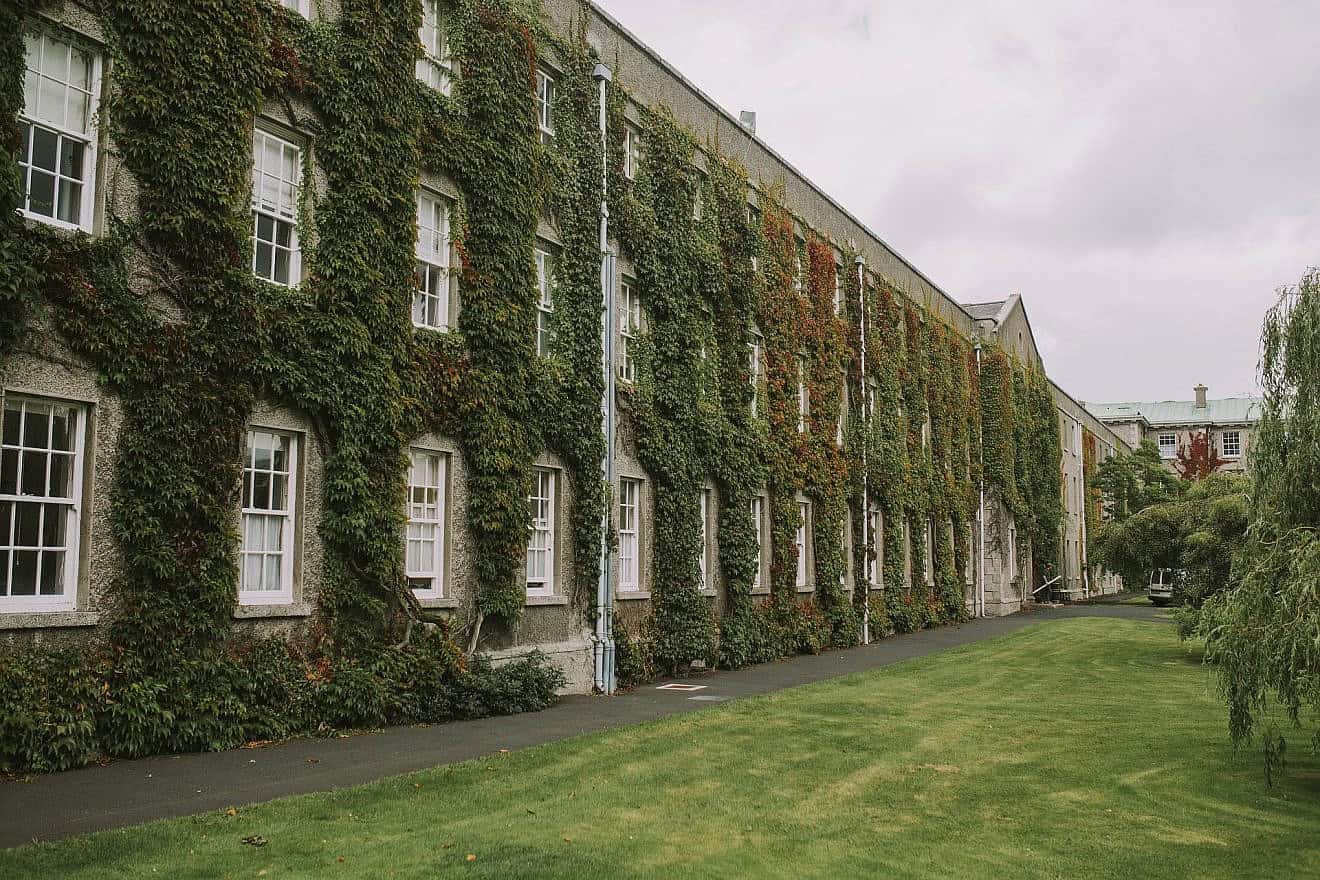 College campus. Credit: Alison Updyke/Pixabay.