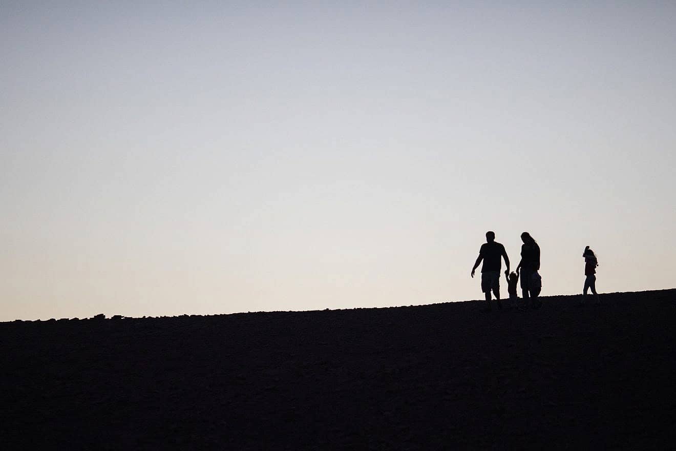 A family visiting the Ramon Crater in southern Israel, Nov. 2, 2018. Illustrative photo by Hadas Parush/Flash90.