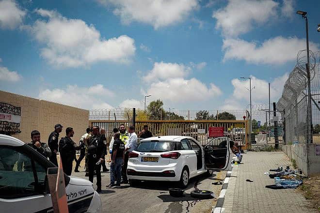 Israeli security forces at the scene of an attempted stabbing attack at the entrance to Netiv Ha'asara, along the border with the Gaza Strip, July 22, 2024. Credit: Flash90.