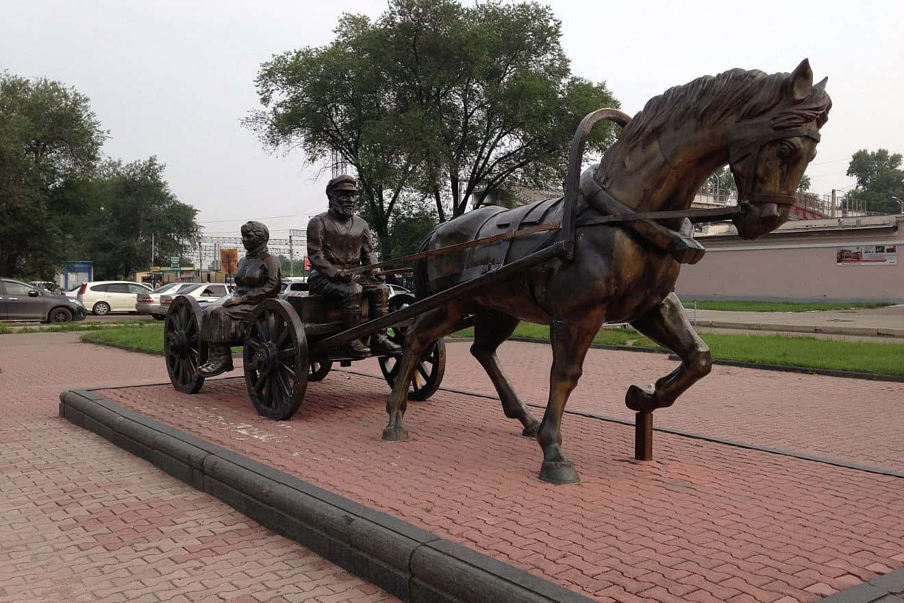 “Fiddler on the Roof” statue in Birobidzhan, Russia. Credit: Amanderson2 via Wikimedia Commons.