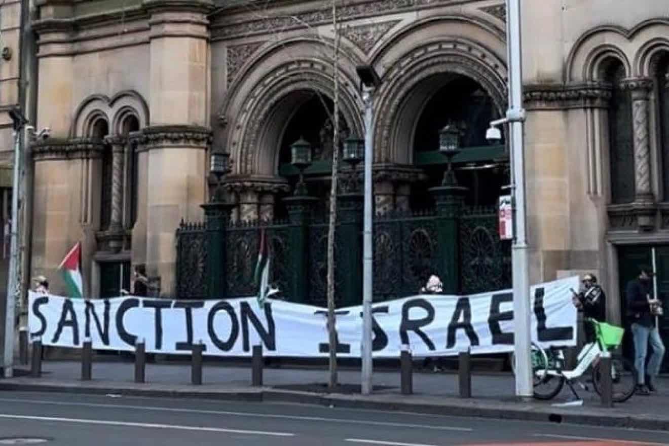An anti-Israel banner on display in front of The Great Synagogue in Sydney, Australia on July 14, 2024. Source: X/NSW Jewish Board of Deputies.