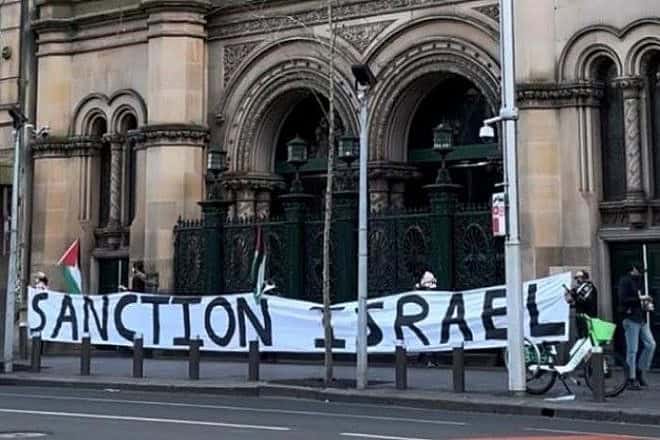 An anti-Israel banner on display in front of The Great Synagogue in Sydney, Australia on July 14, 2024. Source: X/NSW Jewish Board of Deputies.