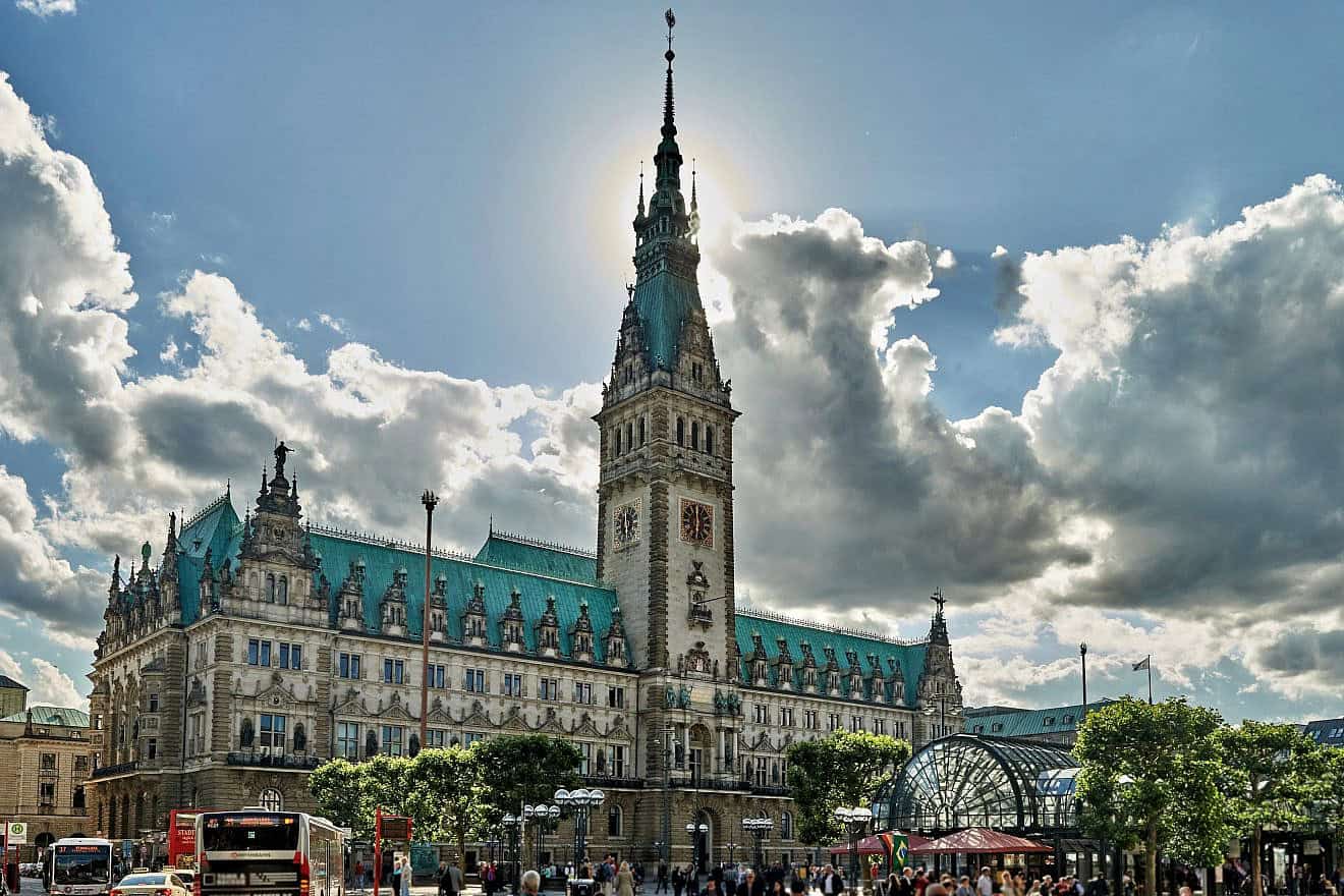 Hamburg City Hall. Credit: Aliasdoobs via Wikimedia Commons.