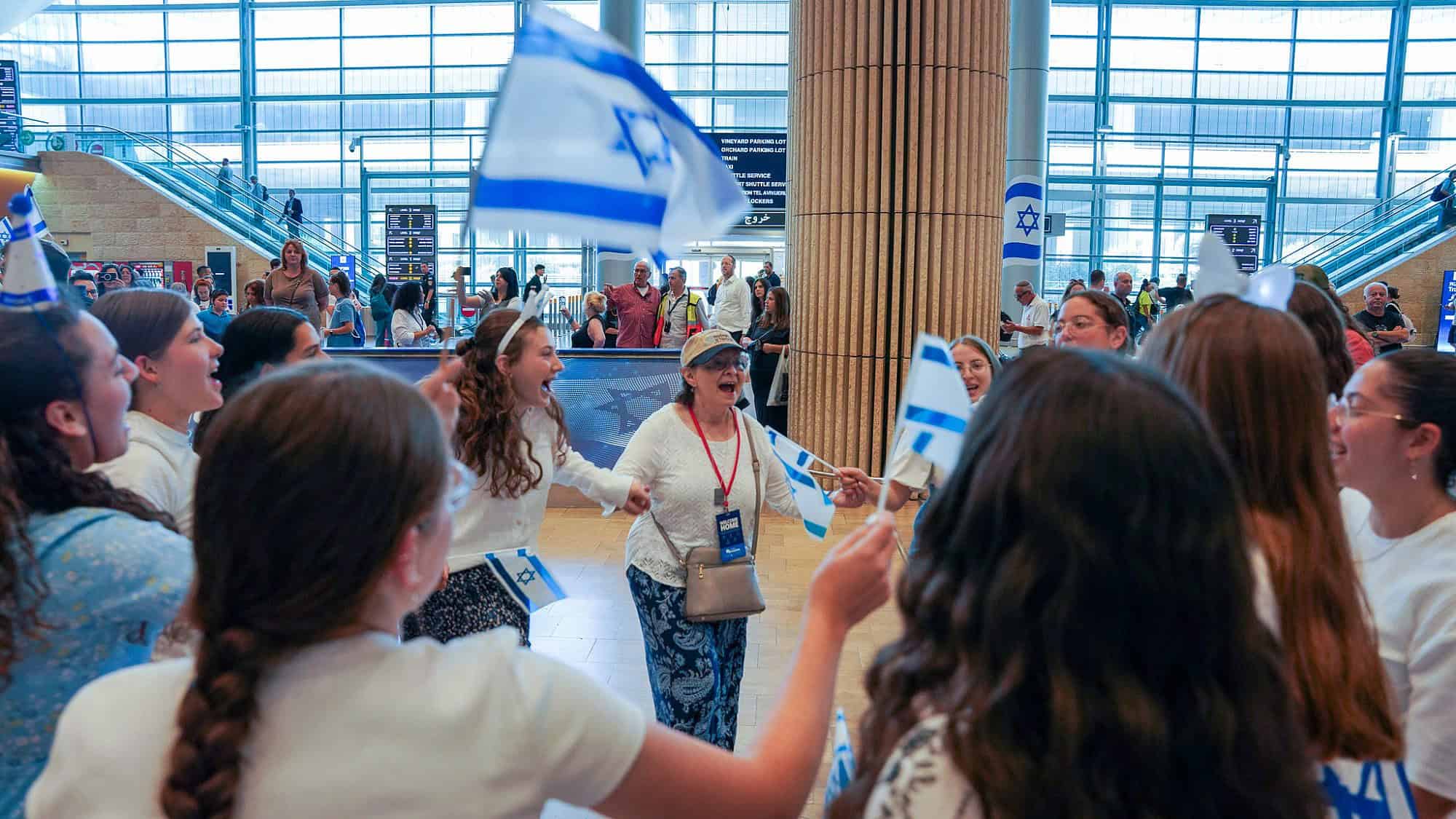 Welcoming olim at Ben-Gurion International Airport, July 2024. Credit: Courtesy Nefesh of B'Nefesh.