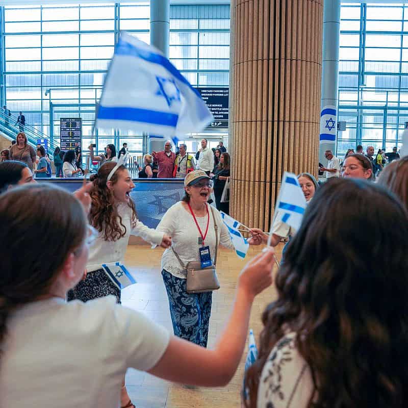 Welcoming olim at Ben-Gurion International Airport, July 2024. Credit: Courtesy Nefesh of B'Nefesh.