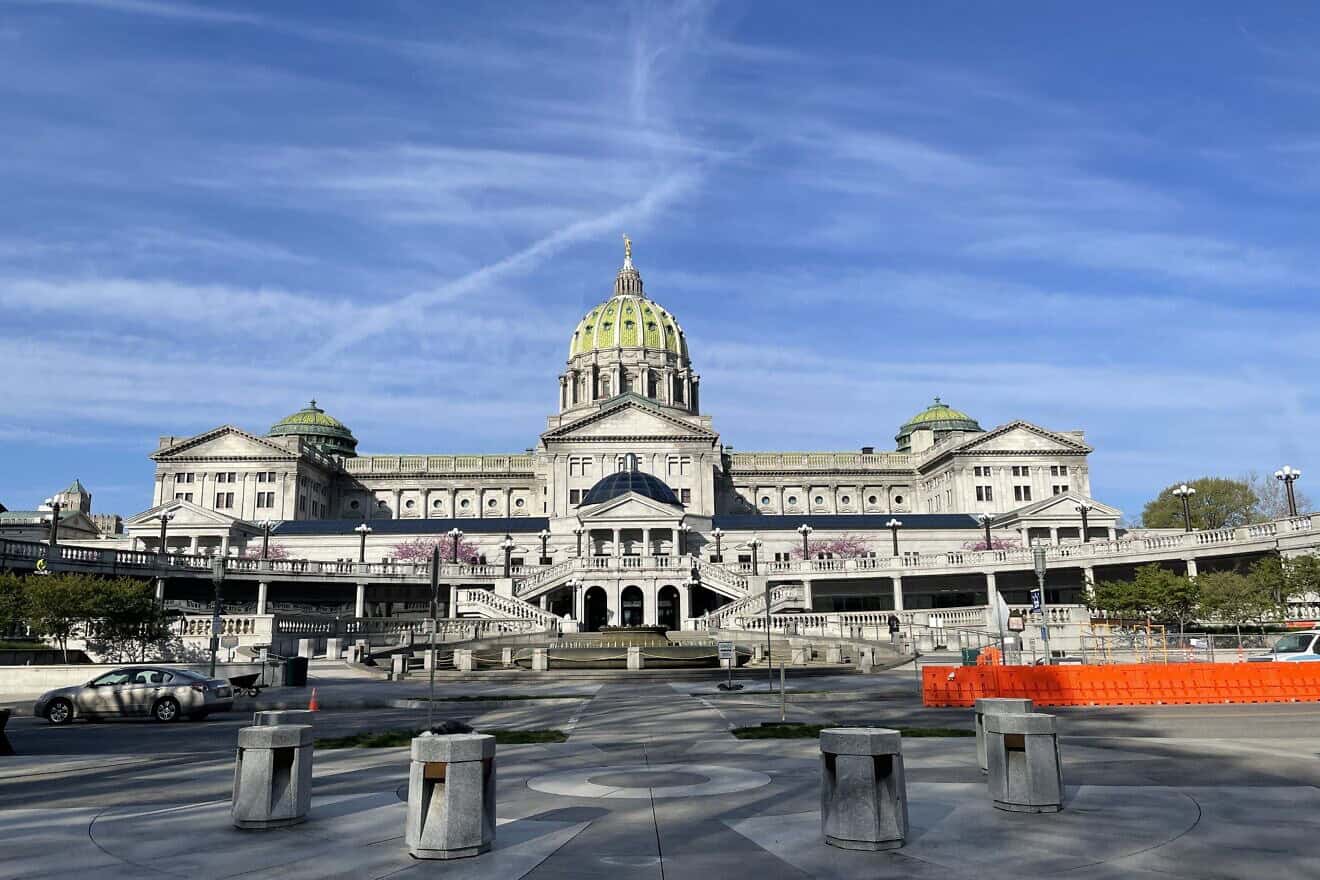 The east side of the Pennsylvania State Capitol in Harrisburg, Pa. Credit: Dough4872 via Wikimedia Commons.